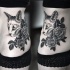 Tatuagem de cintura de tinta preta estilo gravura de gato com rosas