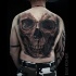 Enormemente dettagliato da Eliot Kohek tatuaggio intero indietro del cranio umano