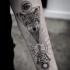 Enorme tatuaje místico de antebrazo místico de estatuas misteriosas combinadas con retrato de lobo