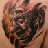 pagliaccio cattivo tatuaggio sulla scapola