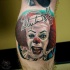 Tatuaje de payaso malvado  en la pierna