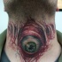 Tatuaggio colorato sulla gola l'occhio grande