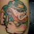 Tatuaje en la pierna,
duende irlandés enojado
