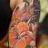 Tatuaje en el brazo, flores tropicales de varios colores