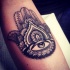 Tatuaje ornamental con un ojo en el centro.