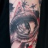 Tatuaggio colorato sul braccio l'occhio grande misterioso