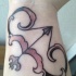 favoloso arco e freccia tatuaggio su polso