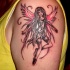 Tatuaje en el brazo, hada gris con alas rojas