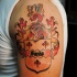 stemma di famiglia con cavaliere tatuaggio sulla spalla