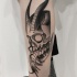 Fantastico stile blackwork dipinto dal tatuaggio della gamba di Michele Zingales del teschio demoniaco
