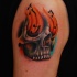 fantastico dipinto piccolo colorato cranio musicale con fiamme tatuaggio su spalla