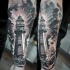 Tatuaje de  faro en el mar  en el antebrazo