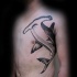 Fantastisches im Gravur Stil schwarzes Seite Tattoo mit Hammerhai