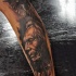 Tatuaje en el antebrazo,
viejo indio severo detallado con águila
