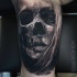 Fantástico tatuaje de bíceps pintado de rostro de mujer combinado con calavera