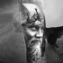 Tatuaje en el antebrazo,
vikingo severo con barco estupento