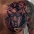 Tatuaje en el pecho, retrato de  personaje guerrero en casco