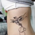Tatuaggio sul fianco il disegno in forma dell'uccello