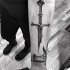 Inchiostro nero stile fantasy dipinto da Inez Janiak tatuaggio avambraccio di spada spezzata con scritte