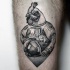 stile fantastico gallo in costume astronauta dettagliato tatuaggio su gamba