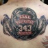 Tatuaje en la espalda de un símbolo Fdny.