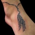 bel bracciale con ciondolo di piuma tatuaggio su caviglia