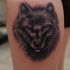 Tatuaje en la pierna,
lobo hermoso con ojos azules