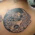 Tatuaje en la espalda, yin yang, tigre y dragón