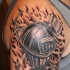 Feuerwehrmann Gedenk schwarzer und grauer Stil Schulter Tattoo mit Schriftzug