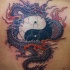 Tatuaggio colorato sulla schiena il dragone in stile Yin-Yang