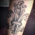 Tatuaje en el antebrazo,
idea interesante de flor de lis