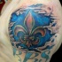 fleur de lis rosa da sotto pele su uno sfondo blu tatuaggio sulla spalla