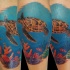 tartaruga galleggiante e mondo sott'acqua tatuaggio sulla gamba
