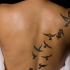 Tatuaggio sulla schiena gli uccelli che volano