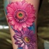 Tatuaggio impressionante i fiori colorati