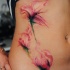Tatuaggio sulla pancia i fiori colorati