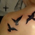 Tatuaje en el hombro, tres aves negras que vuelan