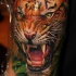 Tatuaje en el brazo, tigre impresionante pintoresco