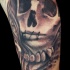 Tatuaje en el brazo, cráneo con la boca cosida