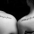 citazione d'amicizia tatuaggio su due spalle