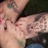 el tatuaje de amigos con iniciales hecho en los pies