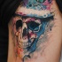 Tatuaje en el costado, cráneo divertido en el sombrero