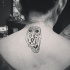 Tatuaje en la espalda alta, 
lechuza pequeño bonita, tinta negra