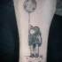 divertente astronauta inchiostro nero con palloncino a forma di pianeta tatuaggio su gamba
