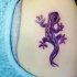 Lustige cartoonische helle farbige Eidechse in der Art 3D Tattoo am Schulterblatt