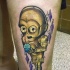 Tatuaje  de C-3PO divertido con pastel  en la pierna