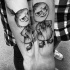 Divertidos dibujos animados como el estilo de dibujo del tatuaje de Inez Janiak de la muñeca enojada