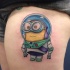Tatuaje en el muslo, 
minion divertido en el traje de astronauta