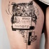 Divertido tatuaje de muslo negro creativo de buho con retrato humano y letras