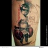 divertente disegno colorato piccolo bimbo pugile tatuaggio su coscia con sctitto